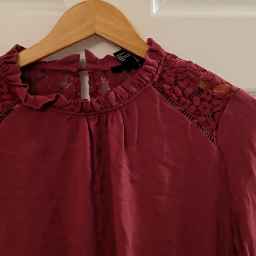 Crop top, lace detail - Picture 3 of 4